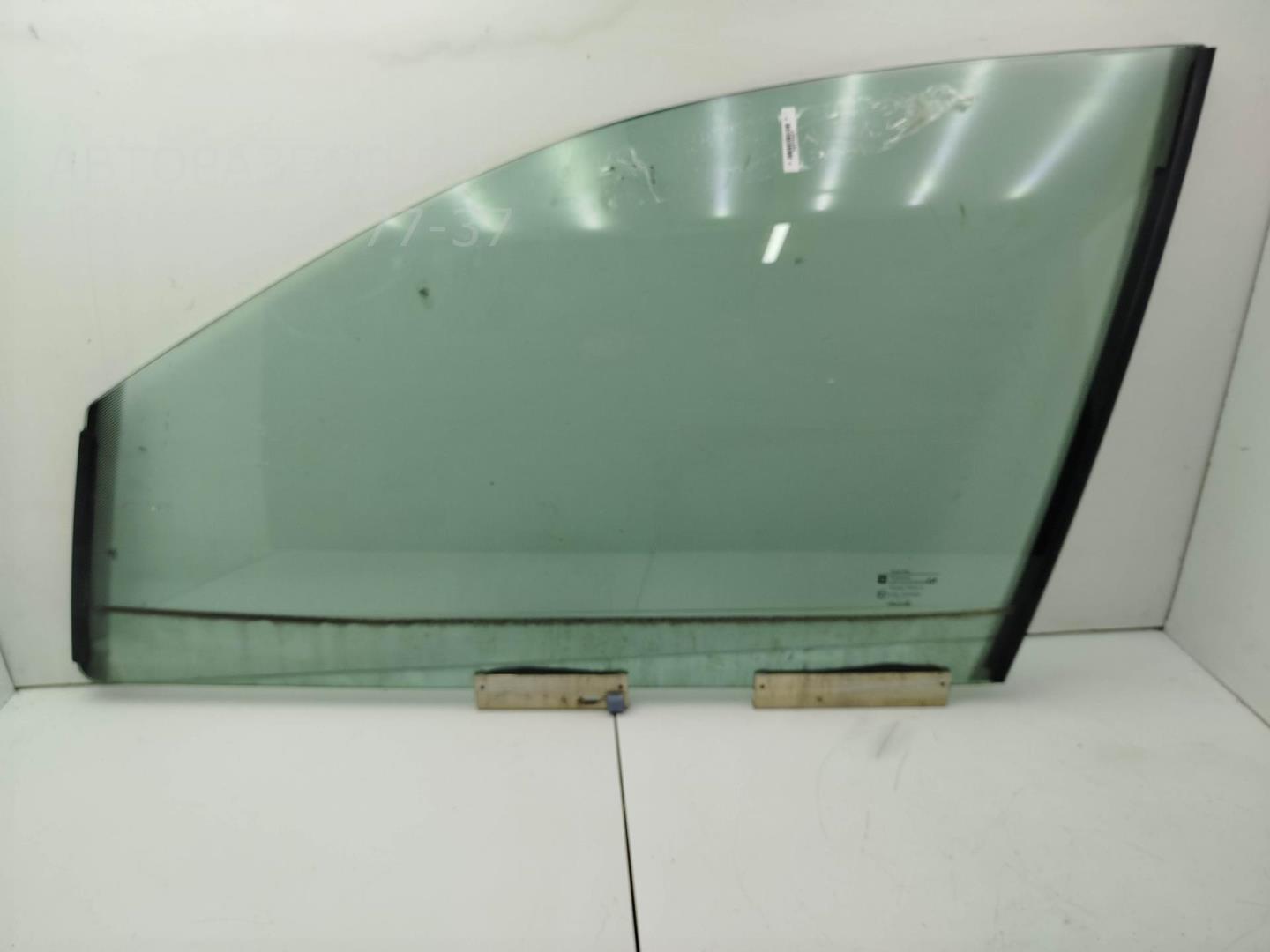 Стекло двери передней левой