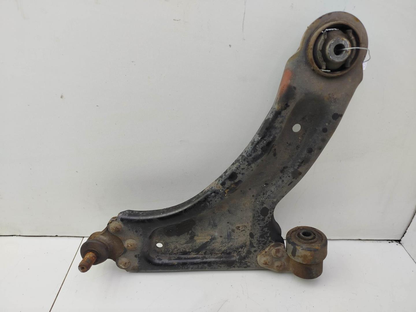 Рычаг передний правый