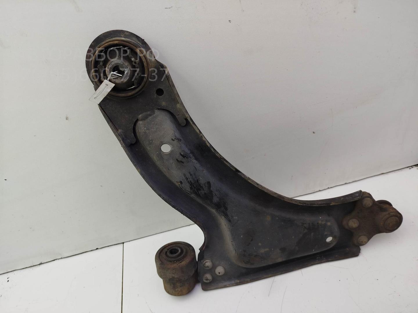 Рычаг передний правый