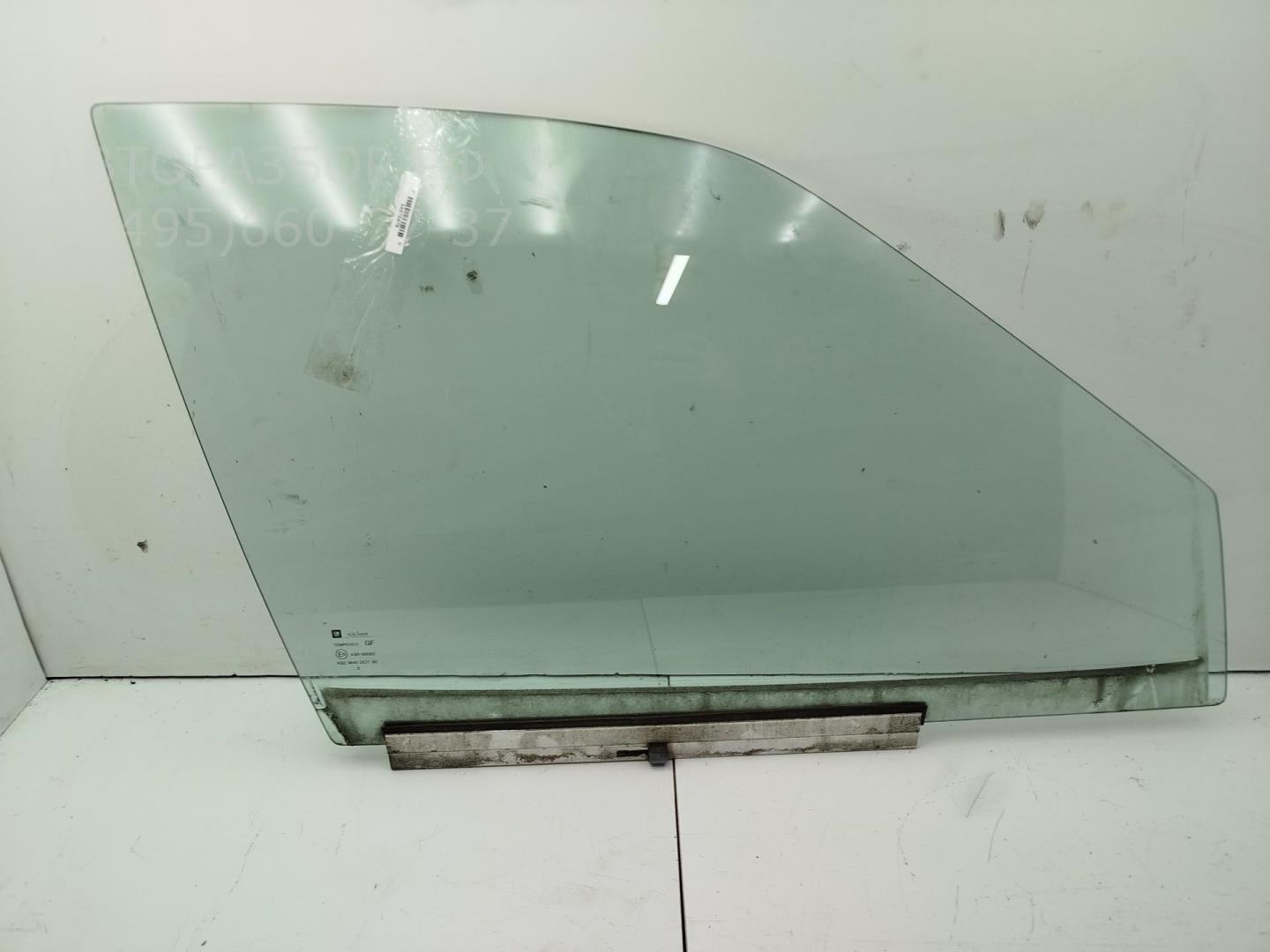 Стекло двери передней правой