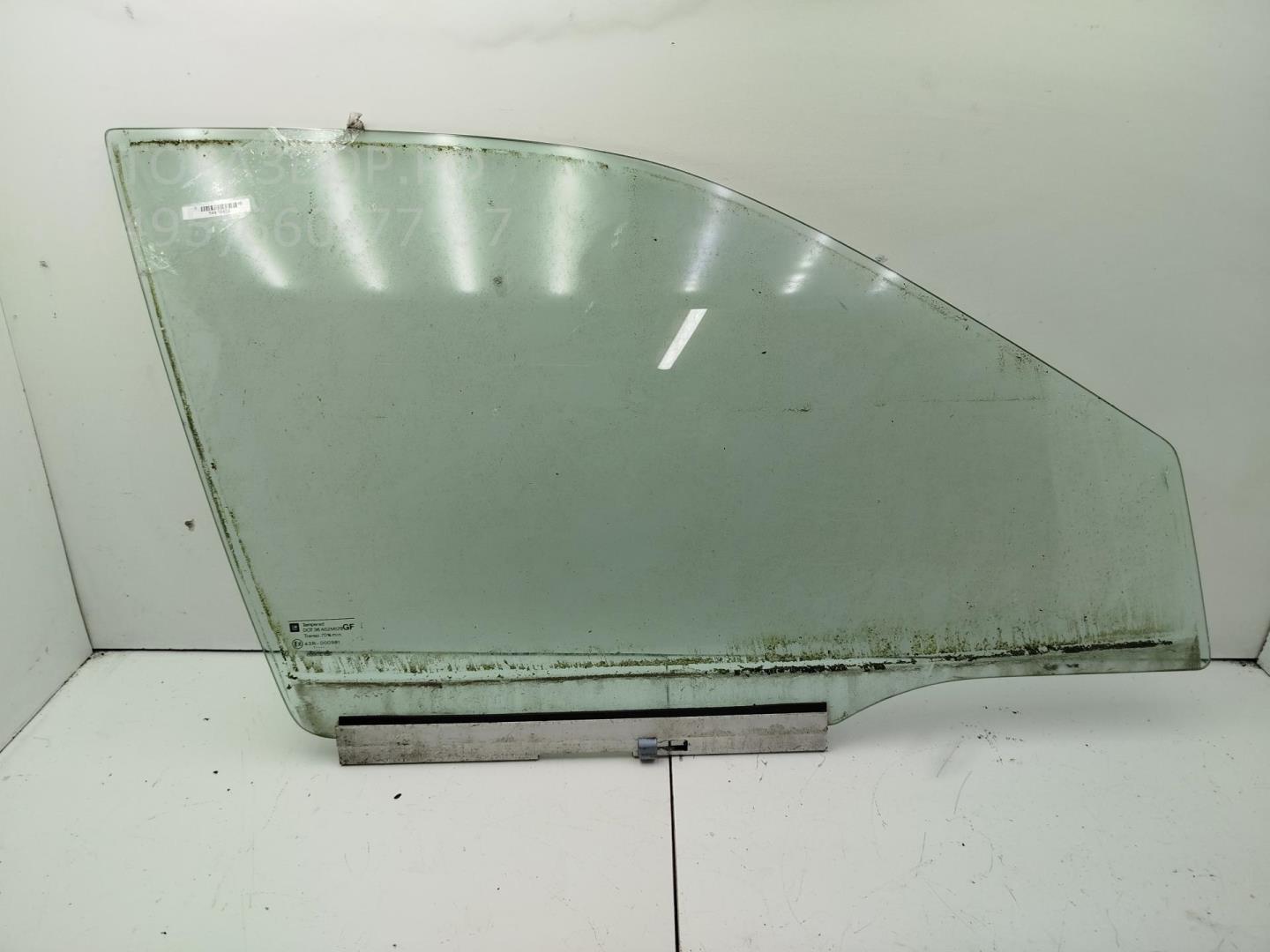 Стекло двери передней правой