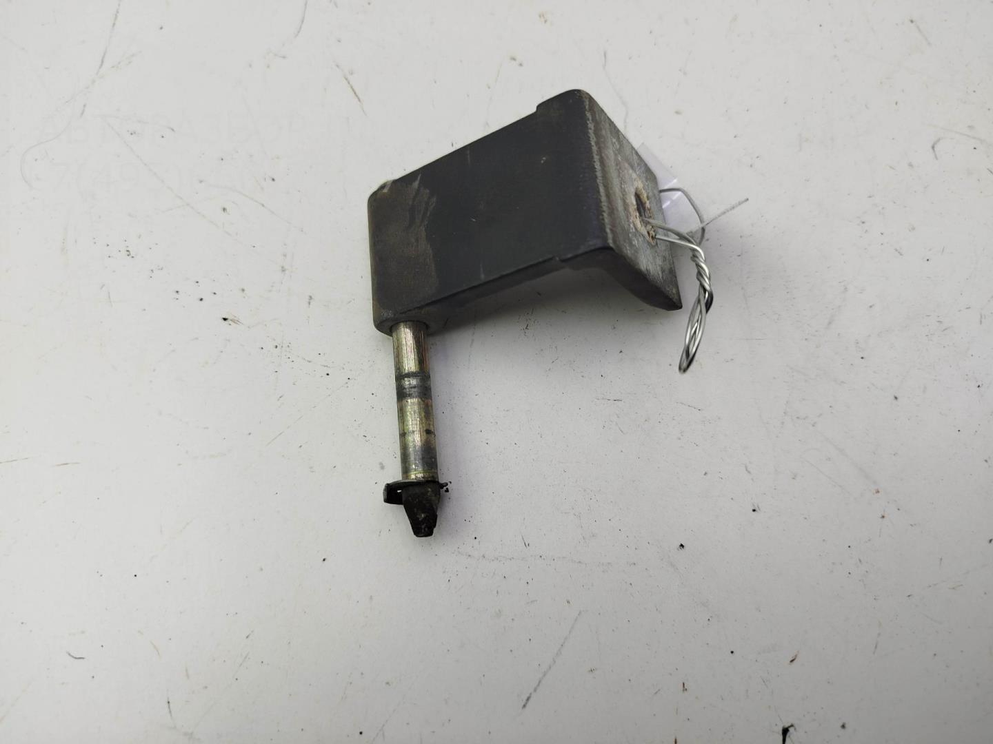 Петля крышки багажника