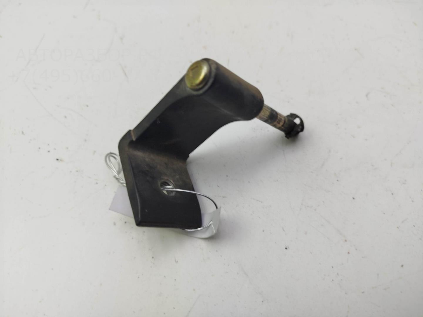 Петля крышки багажника