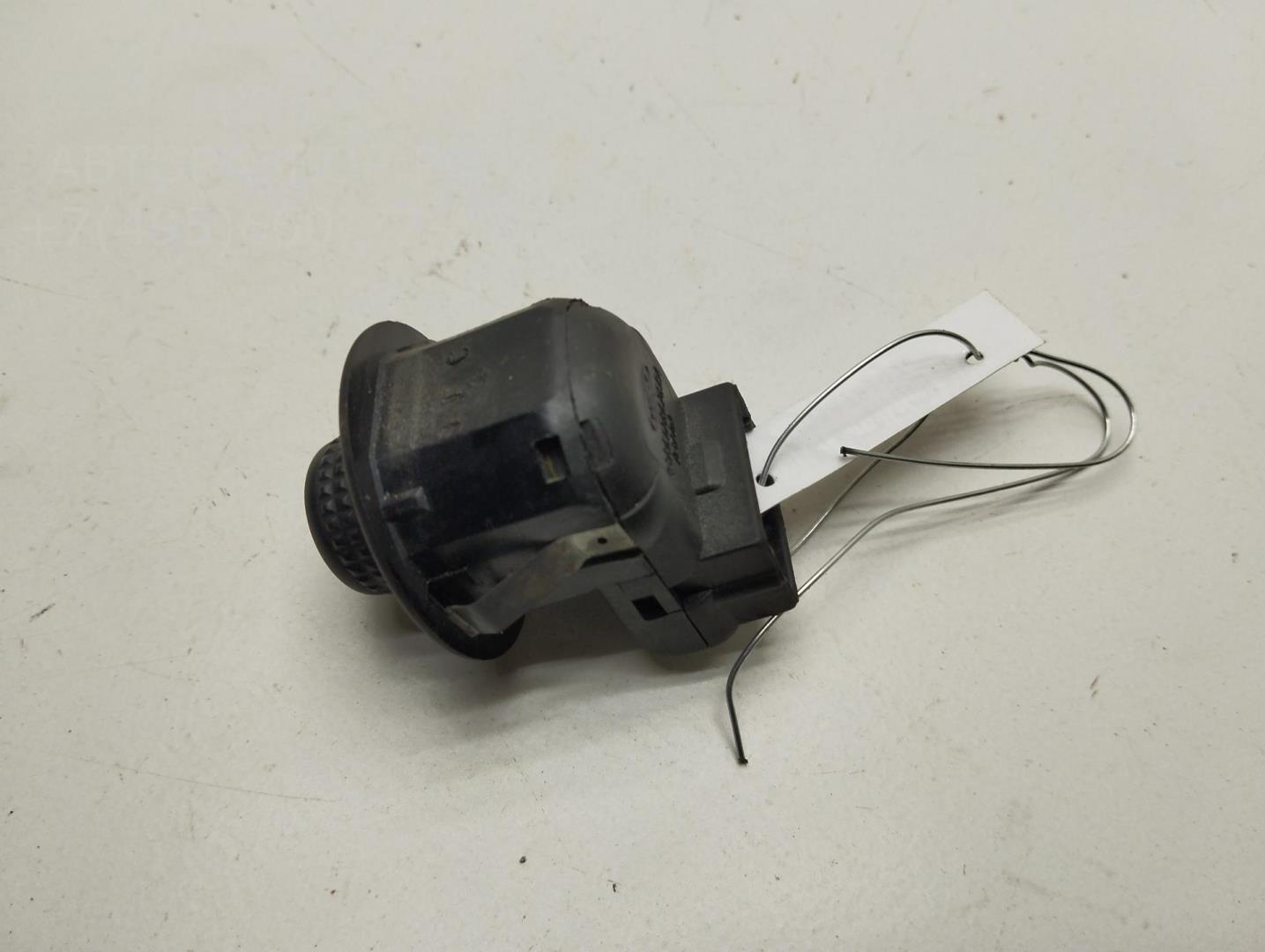 Кнопка регулировки зеркала