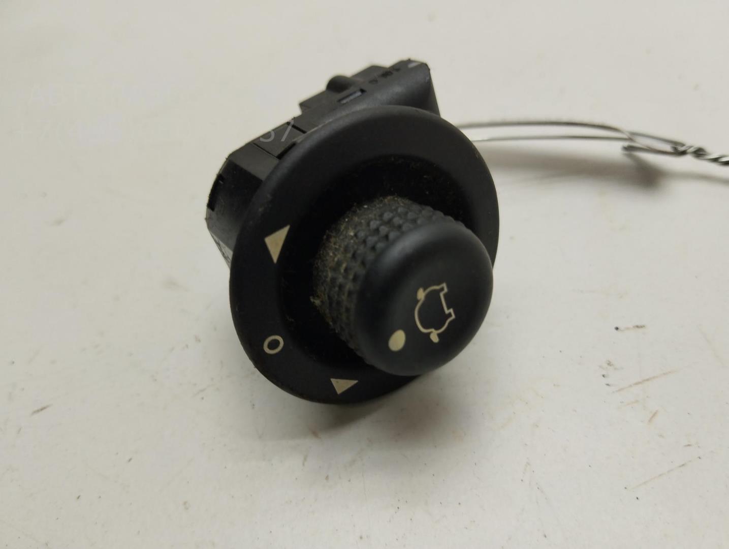 Кнопка регулировки зеркала