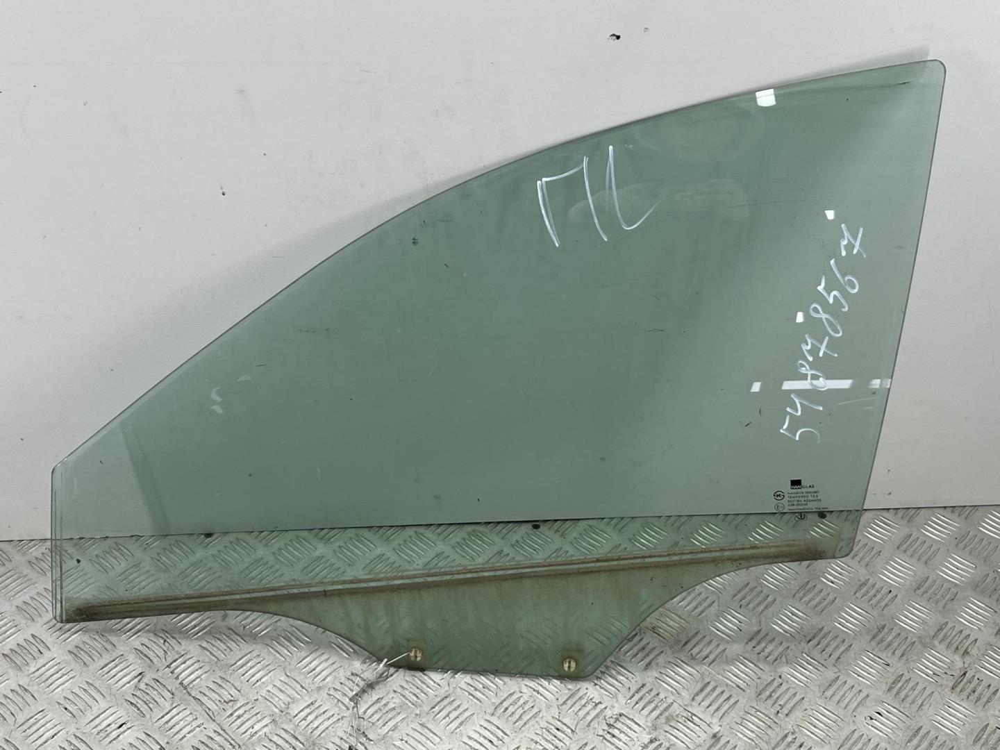 Стекло двери передней левой