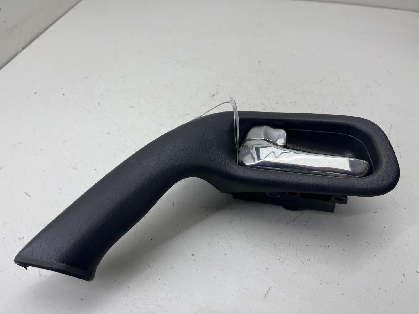 Ручка двери задней внутренняя левая