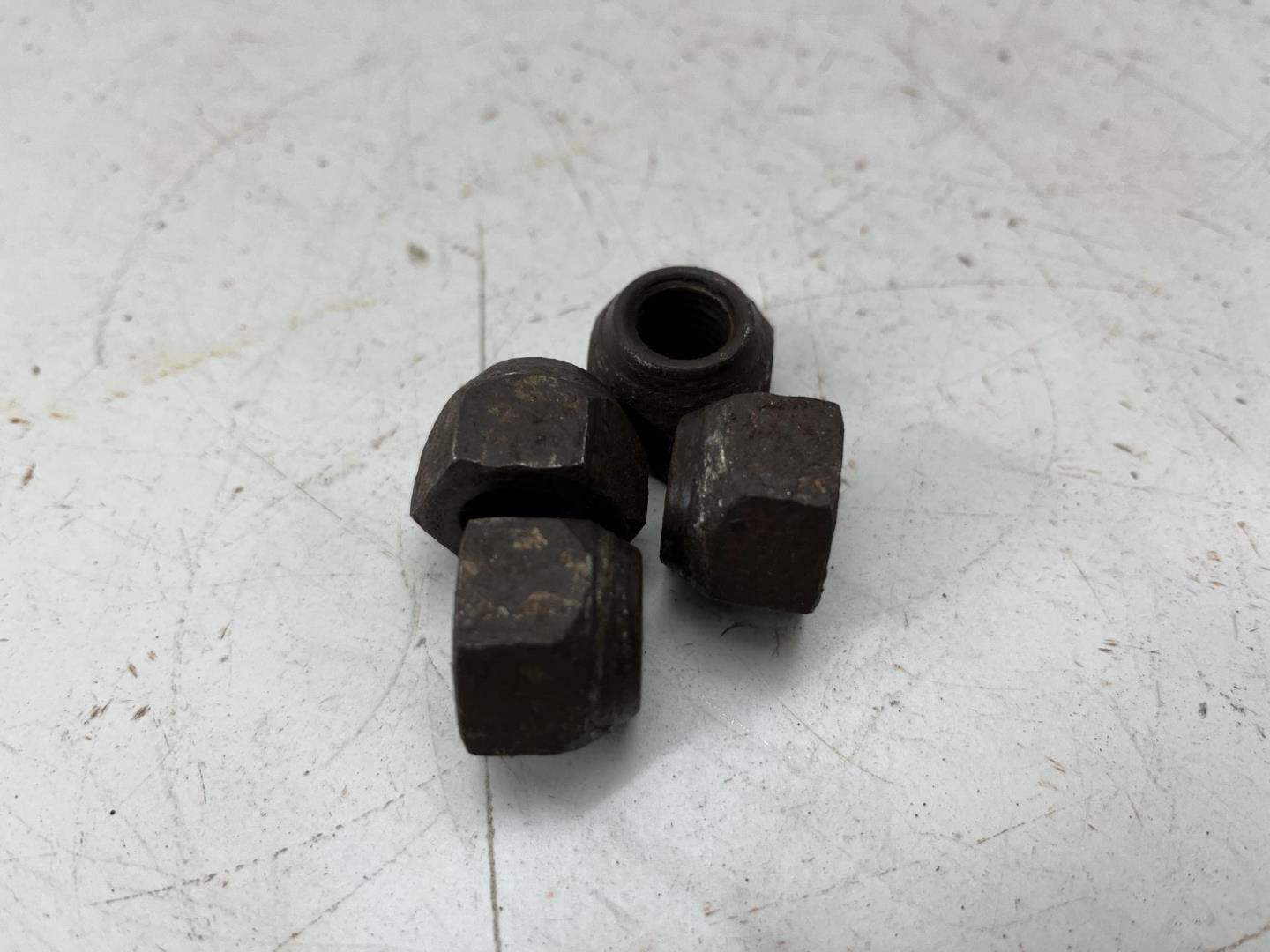 Болт колесный