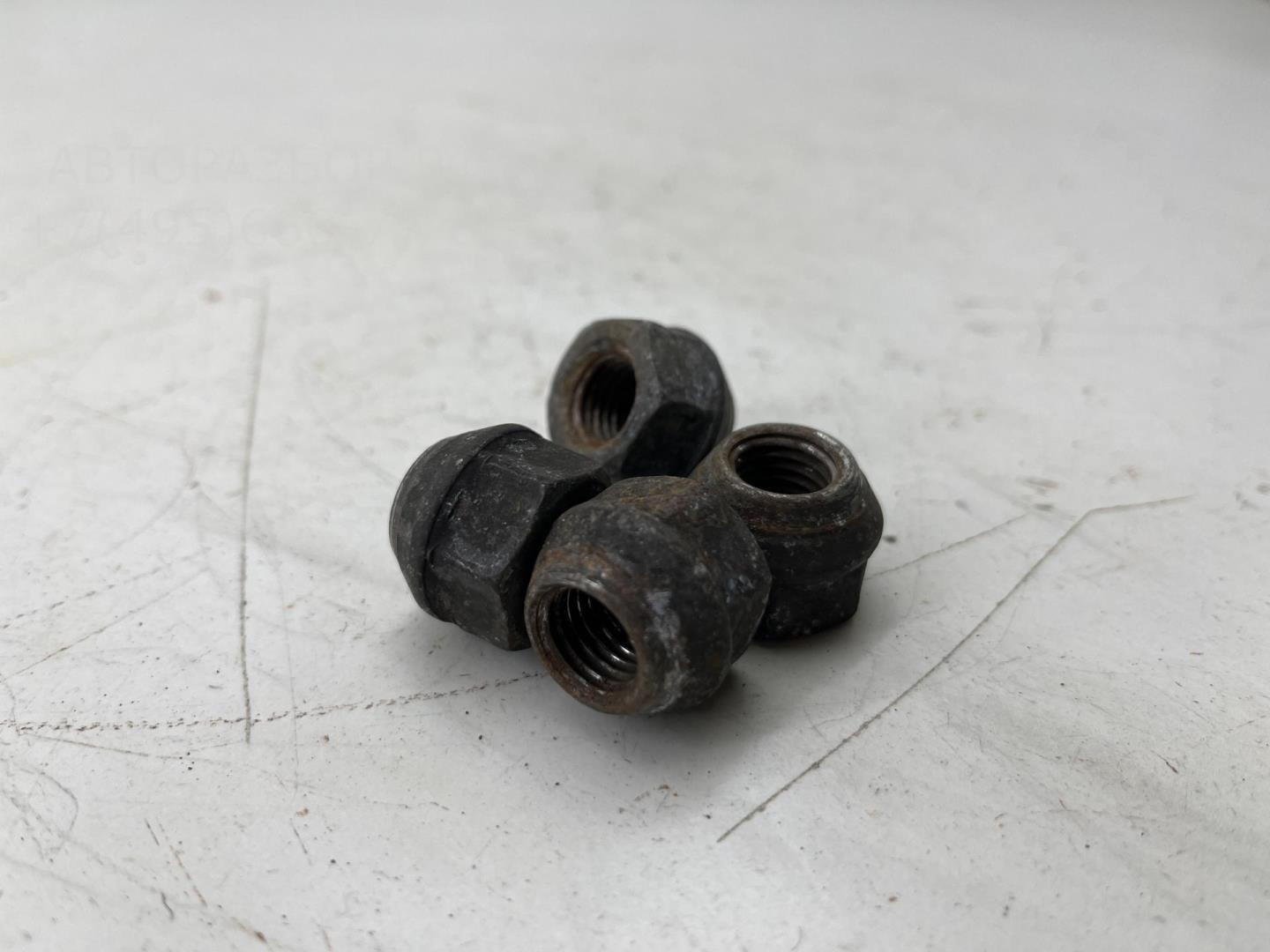 Болт колесный