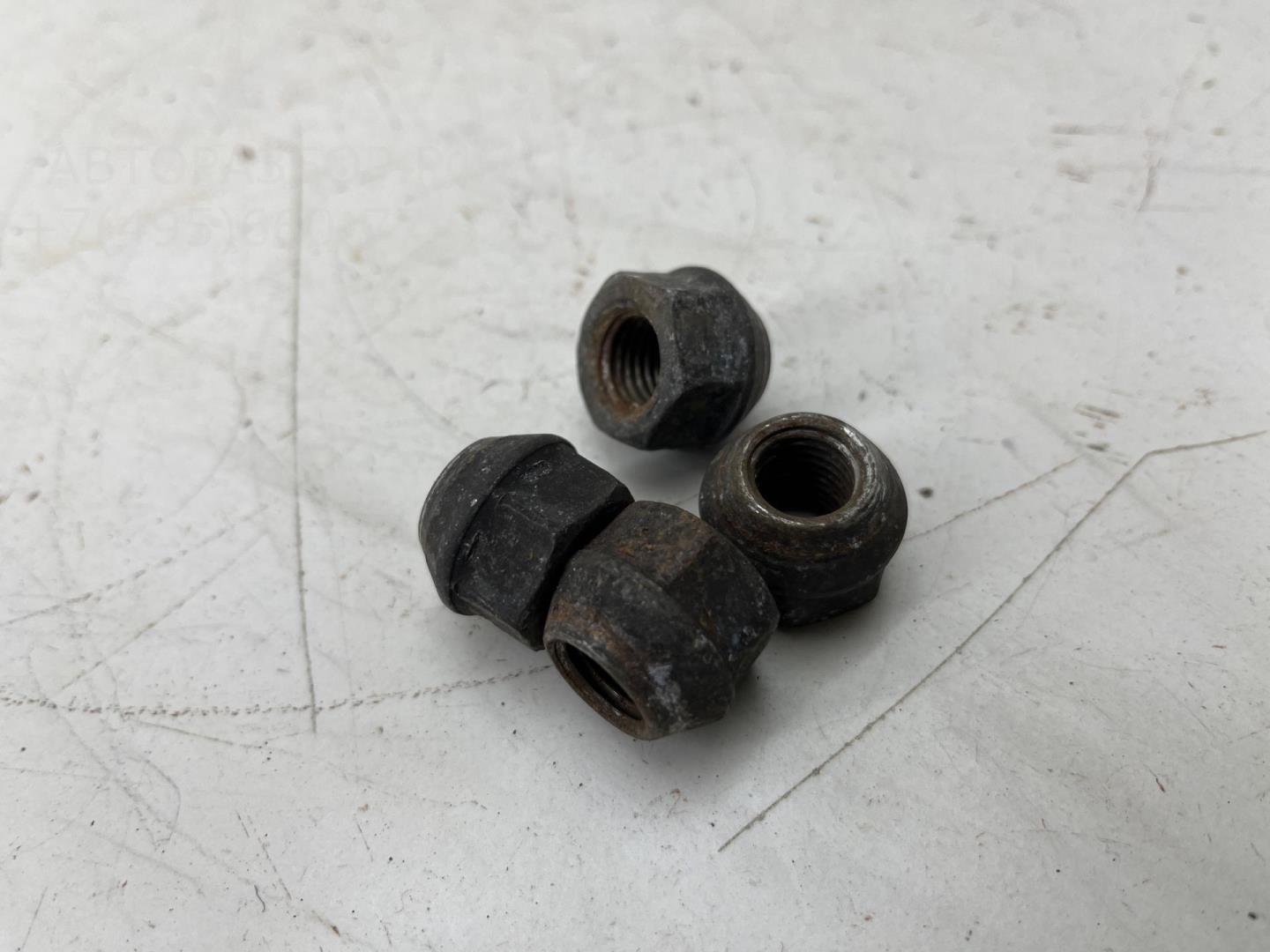 Болт колесный