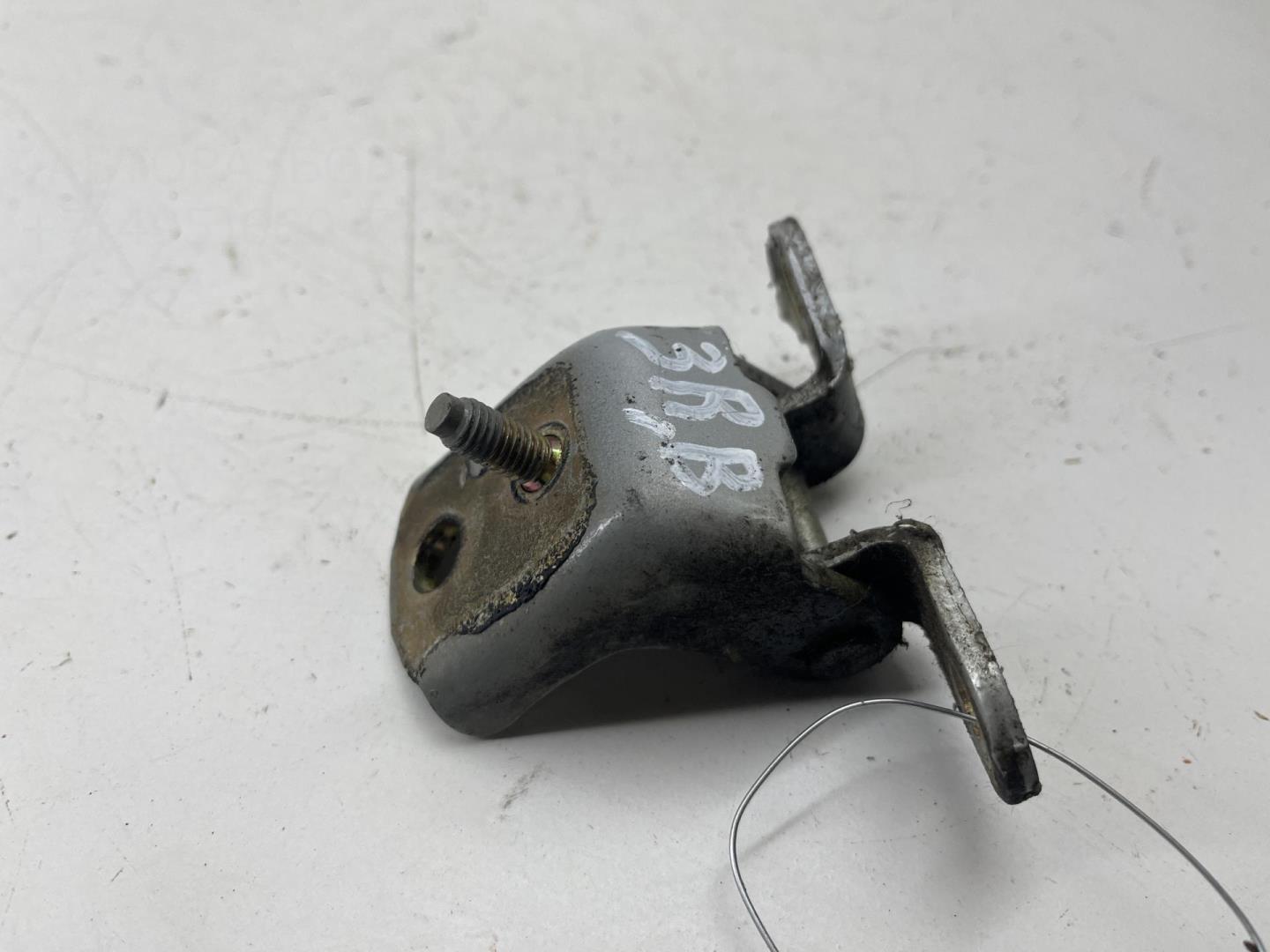 Петля двери