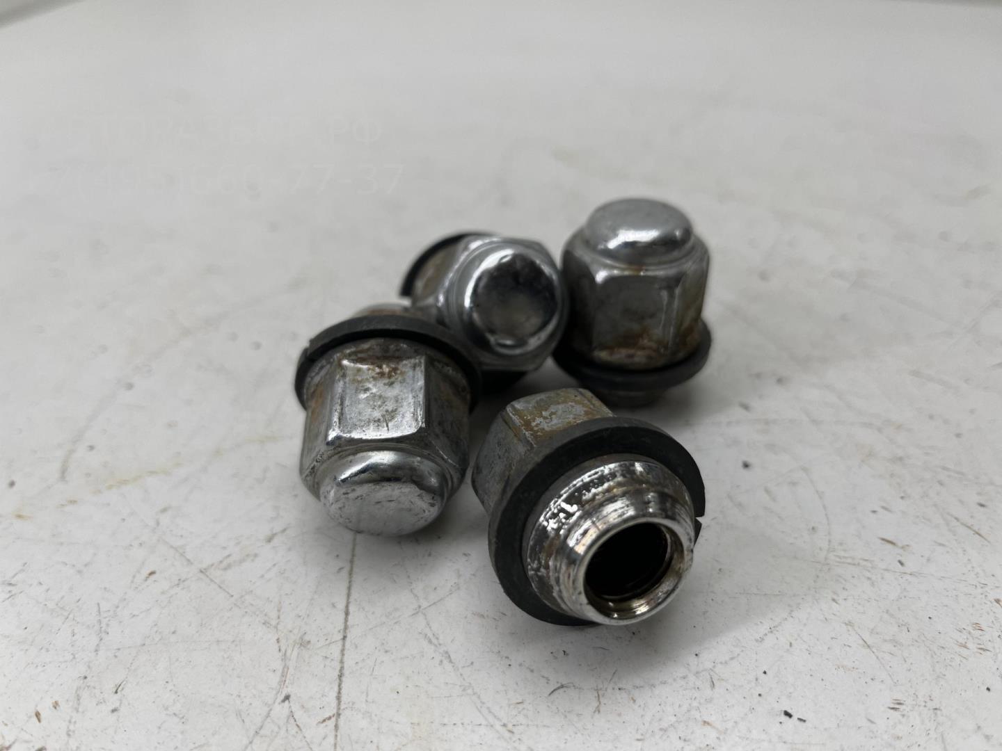 Болт колесный