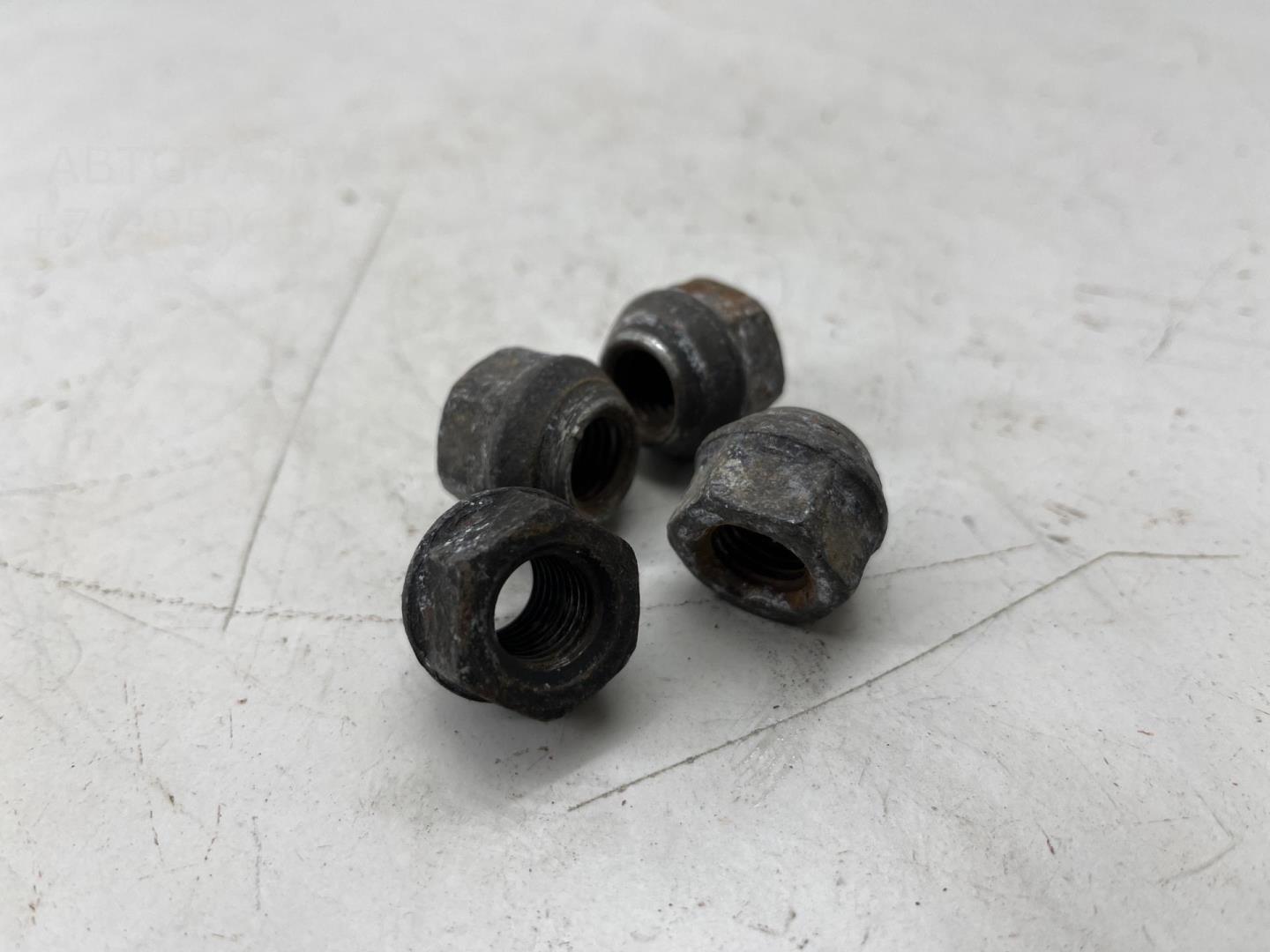 Болт колесный