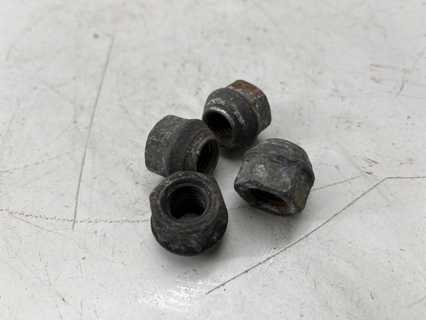 Болт колесный