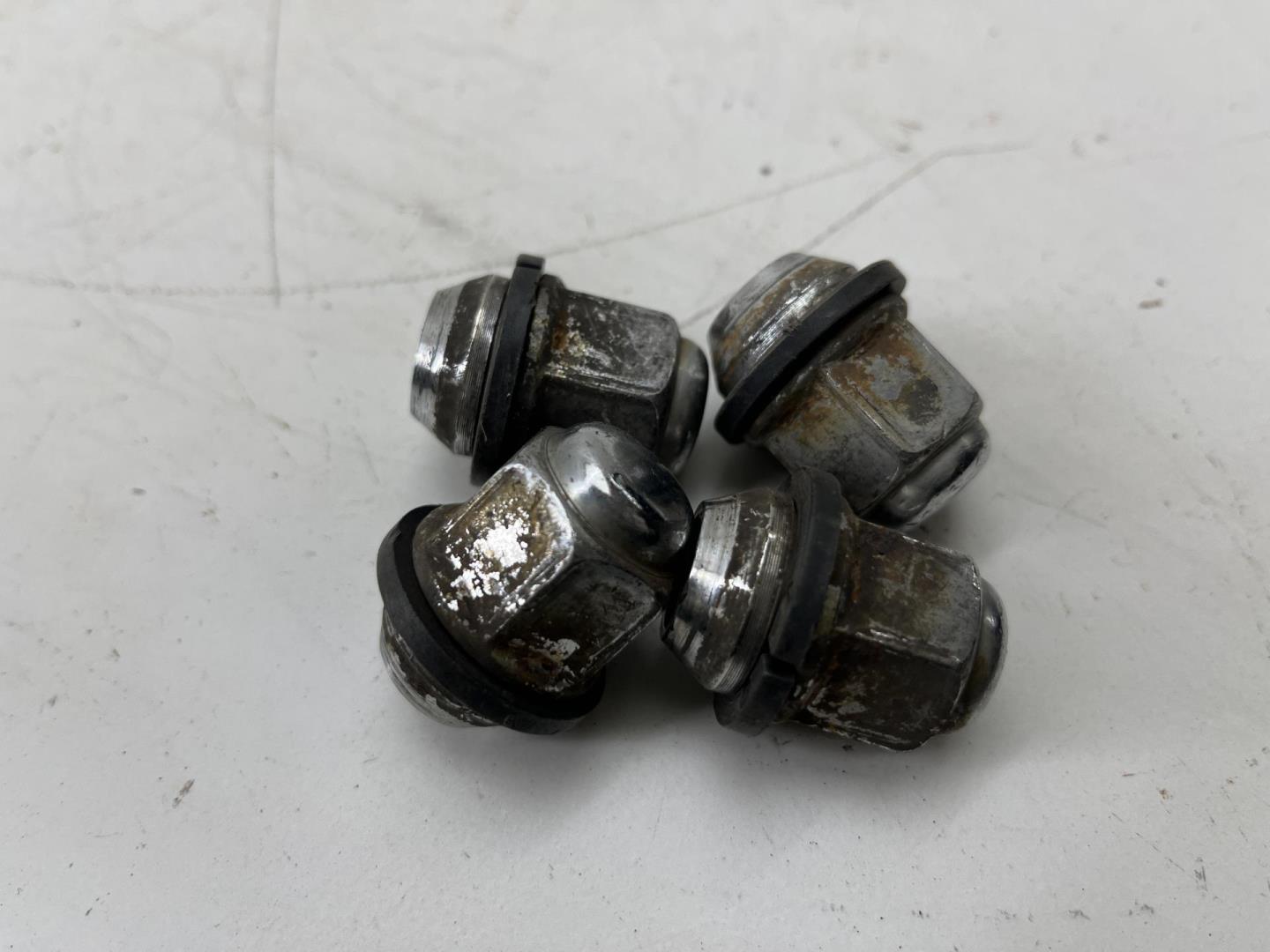 Болт колесный