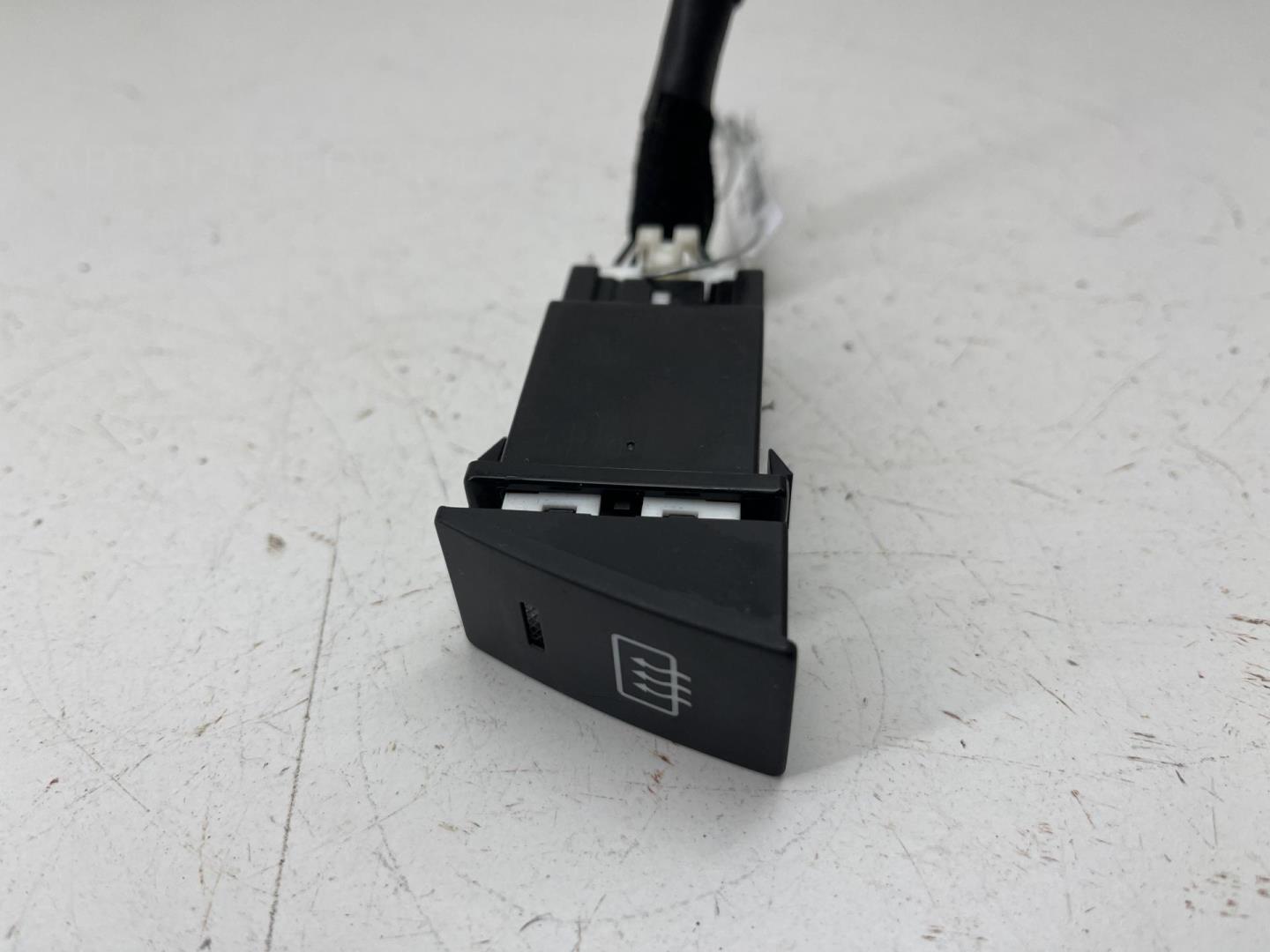 Кнопка обогрева заднего стекла