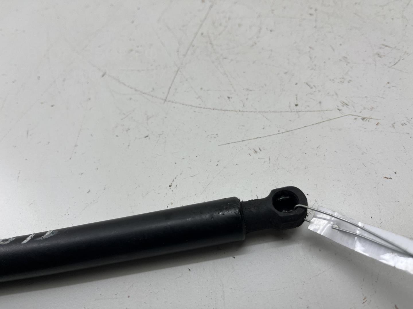 Амортизатор крышки багажника