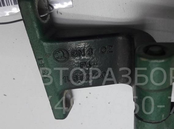 Петля крышки багажника