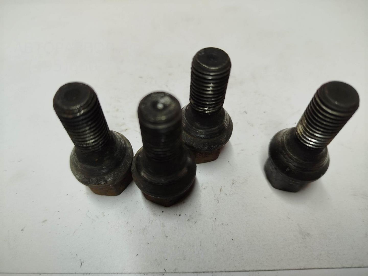 Болт колесный