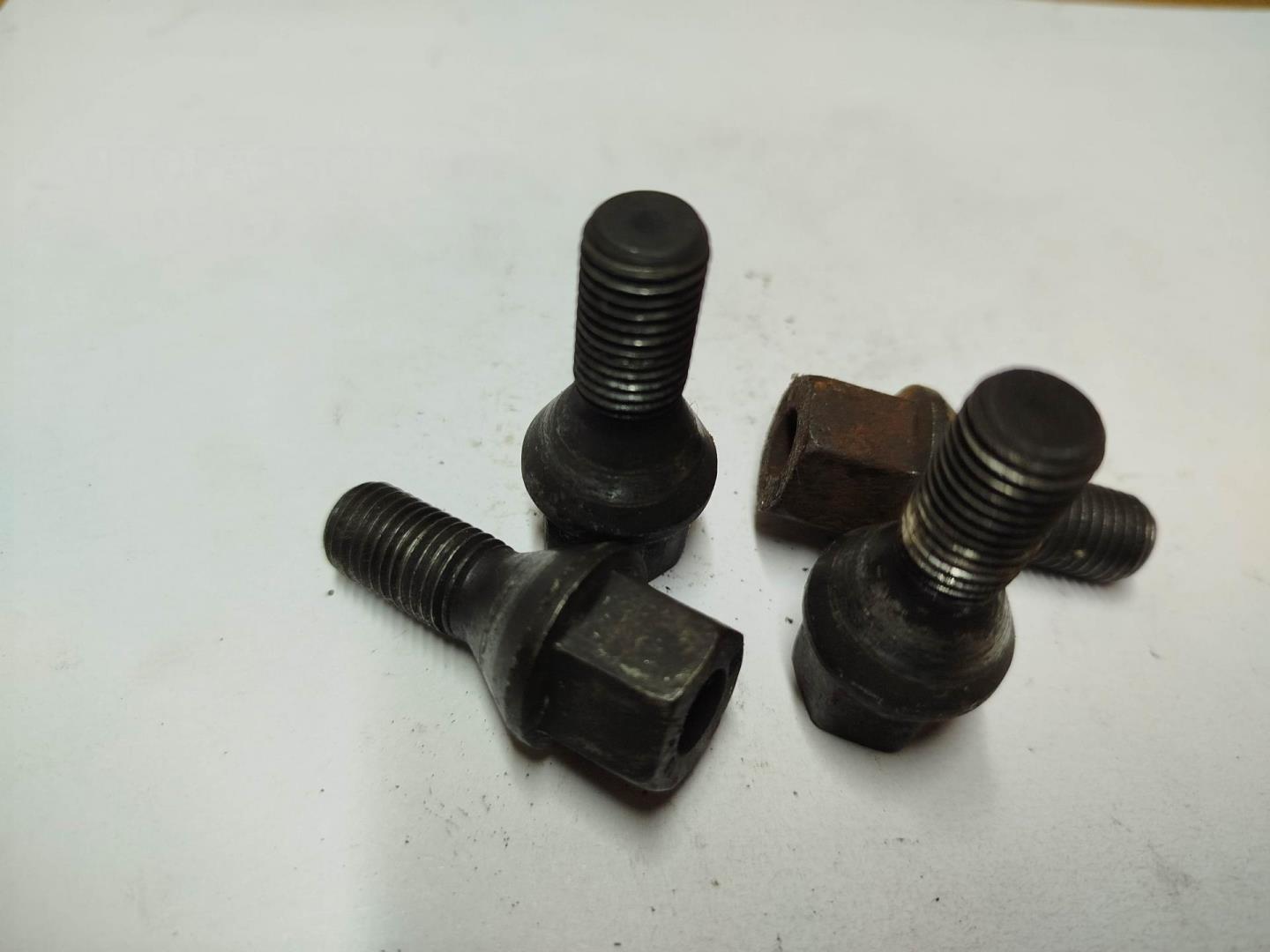 Болт колесный