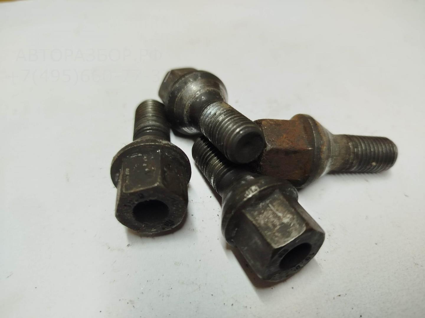 Болт колесный