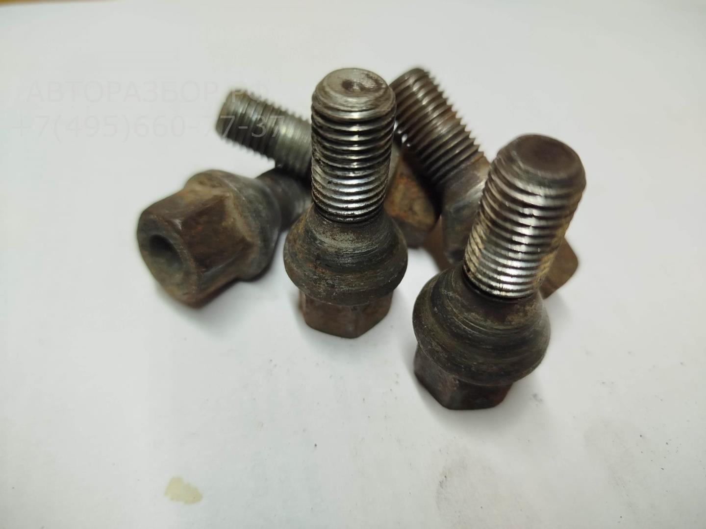 Болт колесный