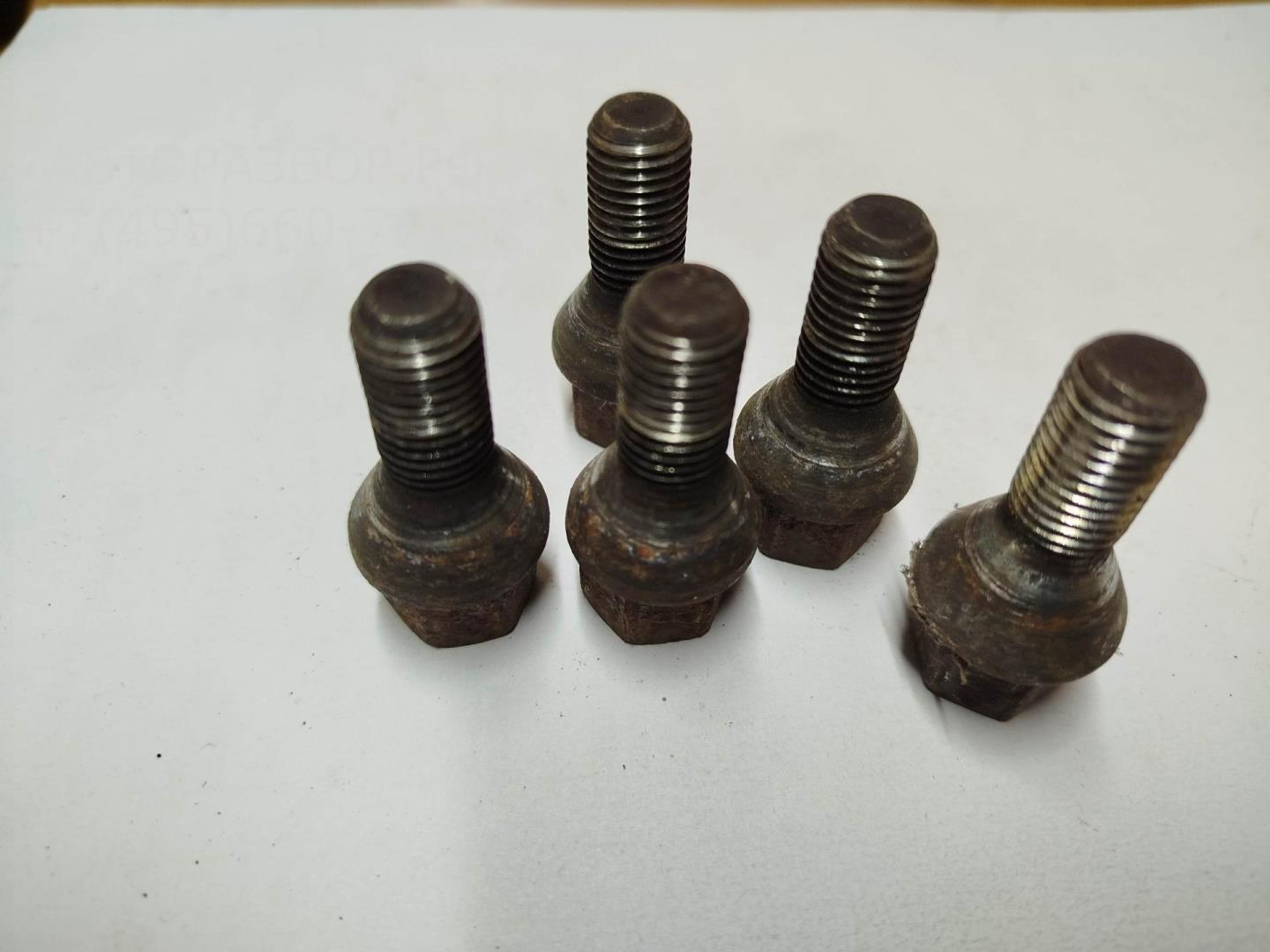 Болт колесный