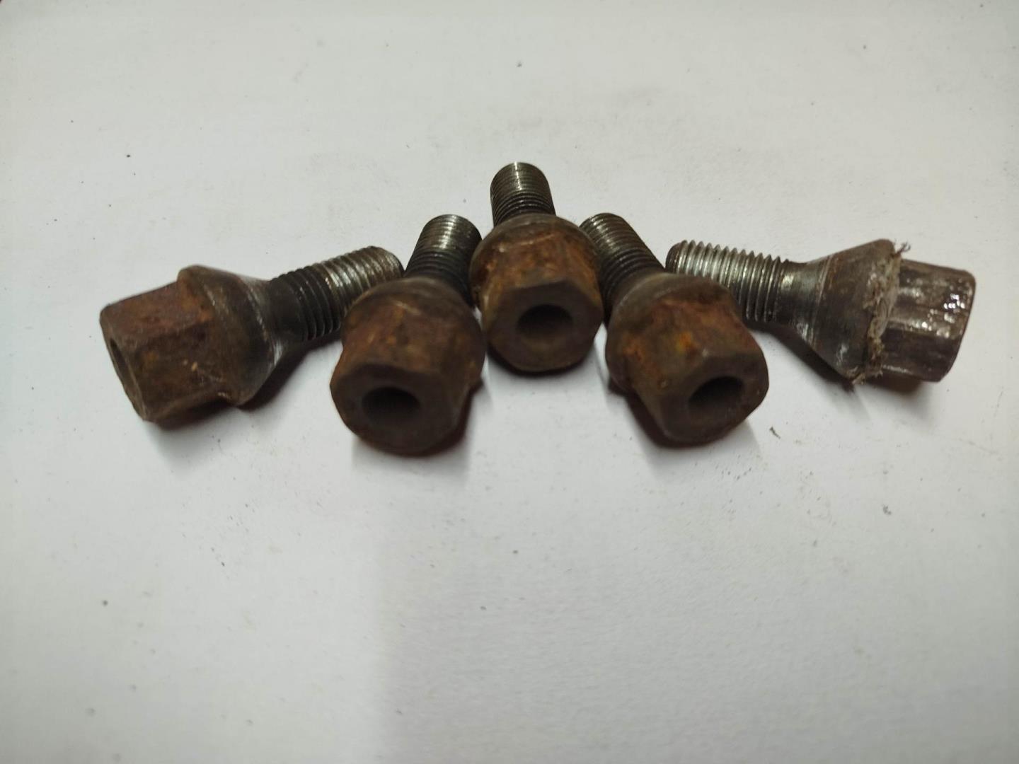 Болт колесный