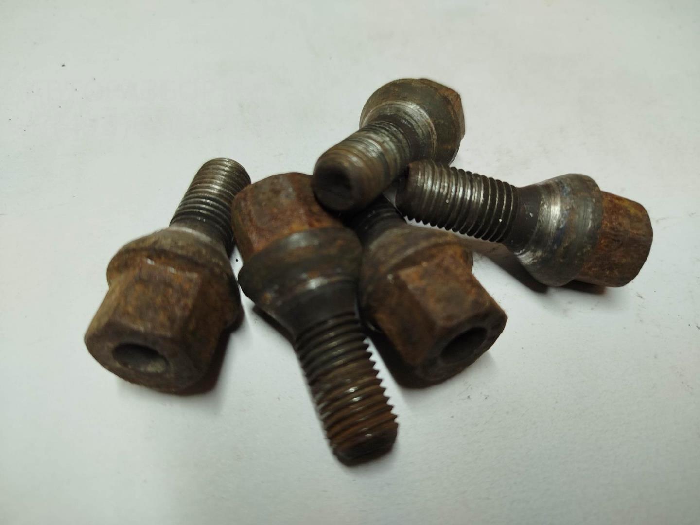 Болт колесный