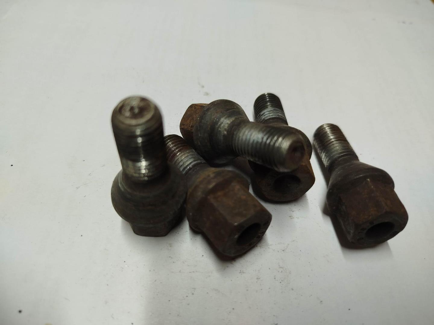 Болт колесный