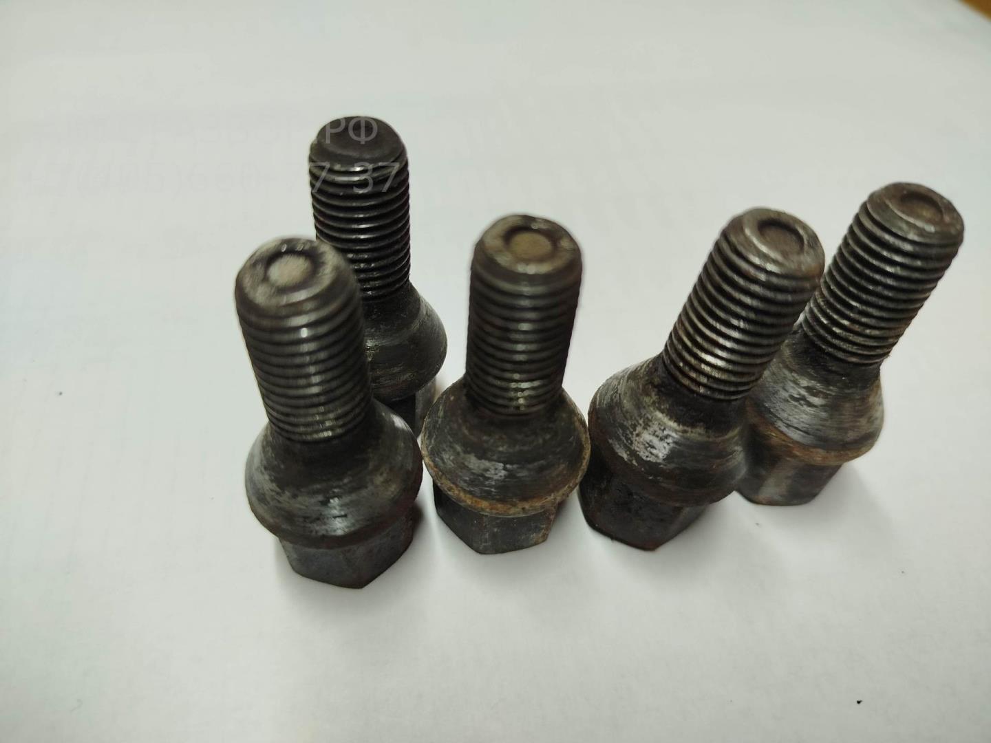 Болт колесный