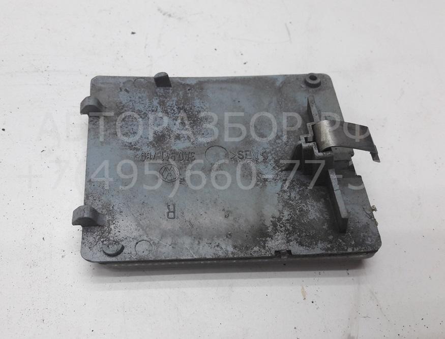 Отражатель передний правый у фары