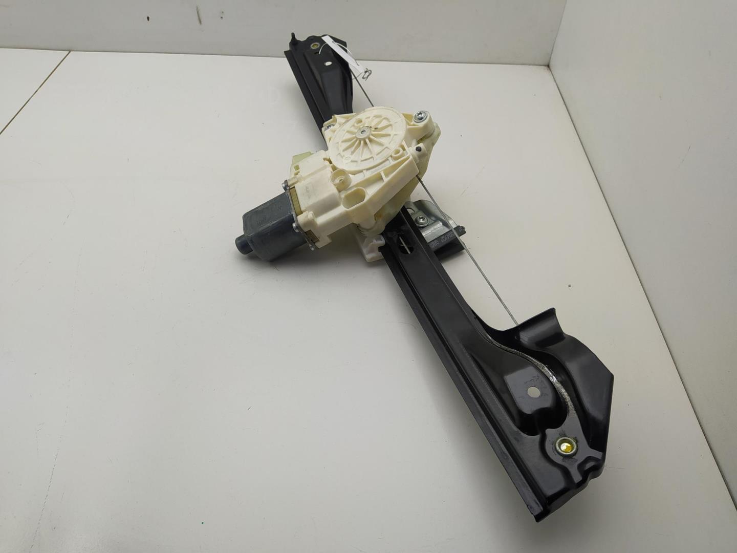 Стекло двери задней правой (форточка)