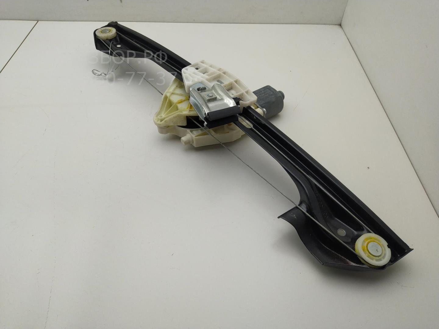 Стекло двери задней правой (форточка)