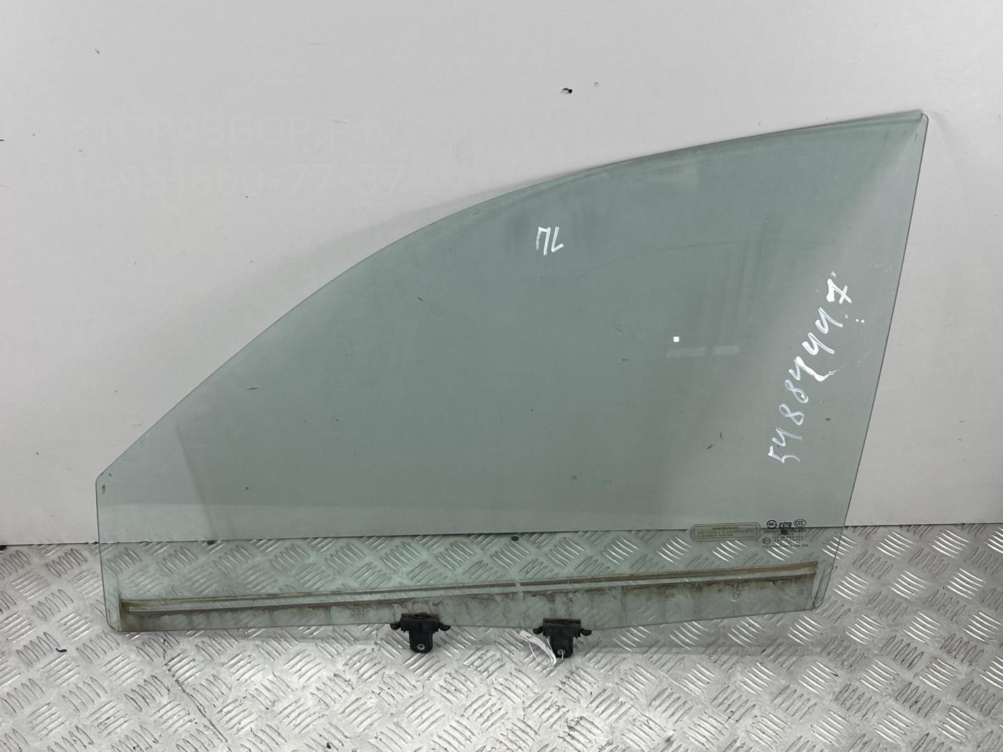 Стекло двери передней левой