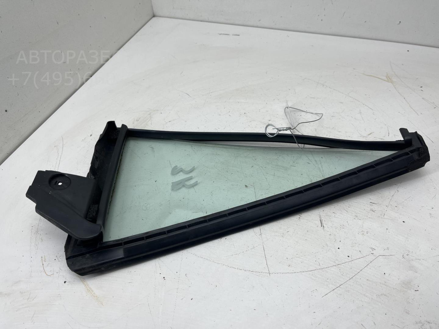 Стекло двери задней правой (форточка)
