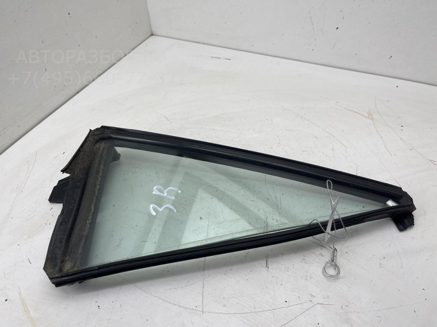 Стекло двери задней правой (форточка)
