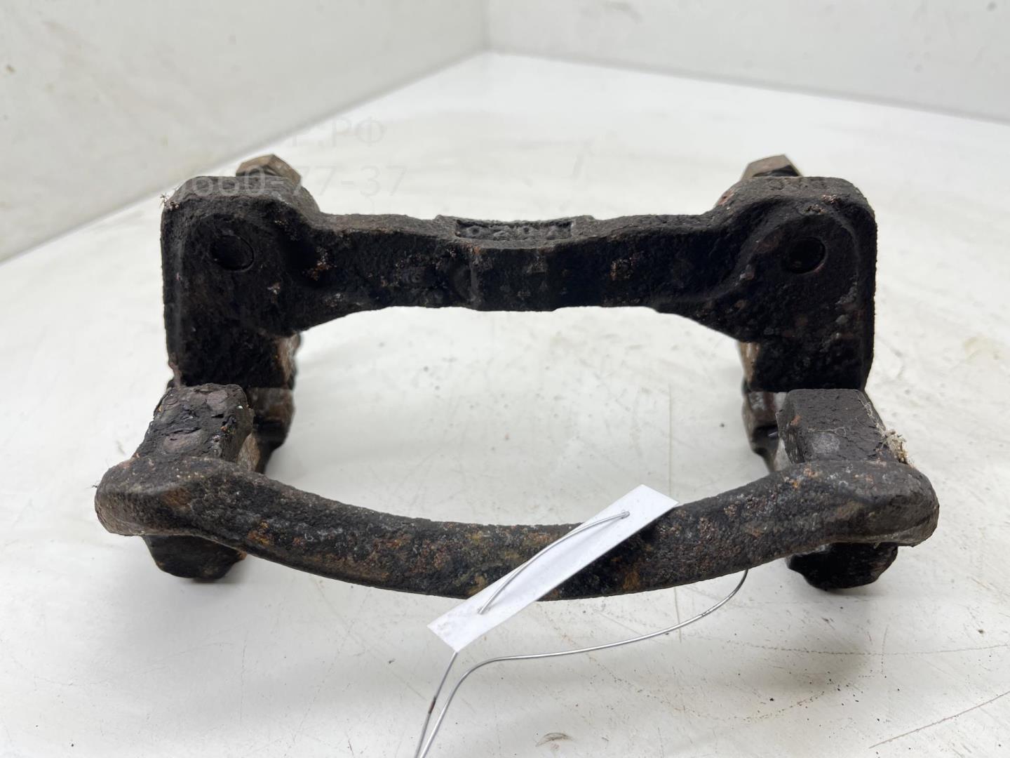 Скоба суппорта переднего