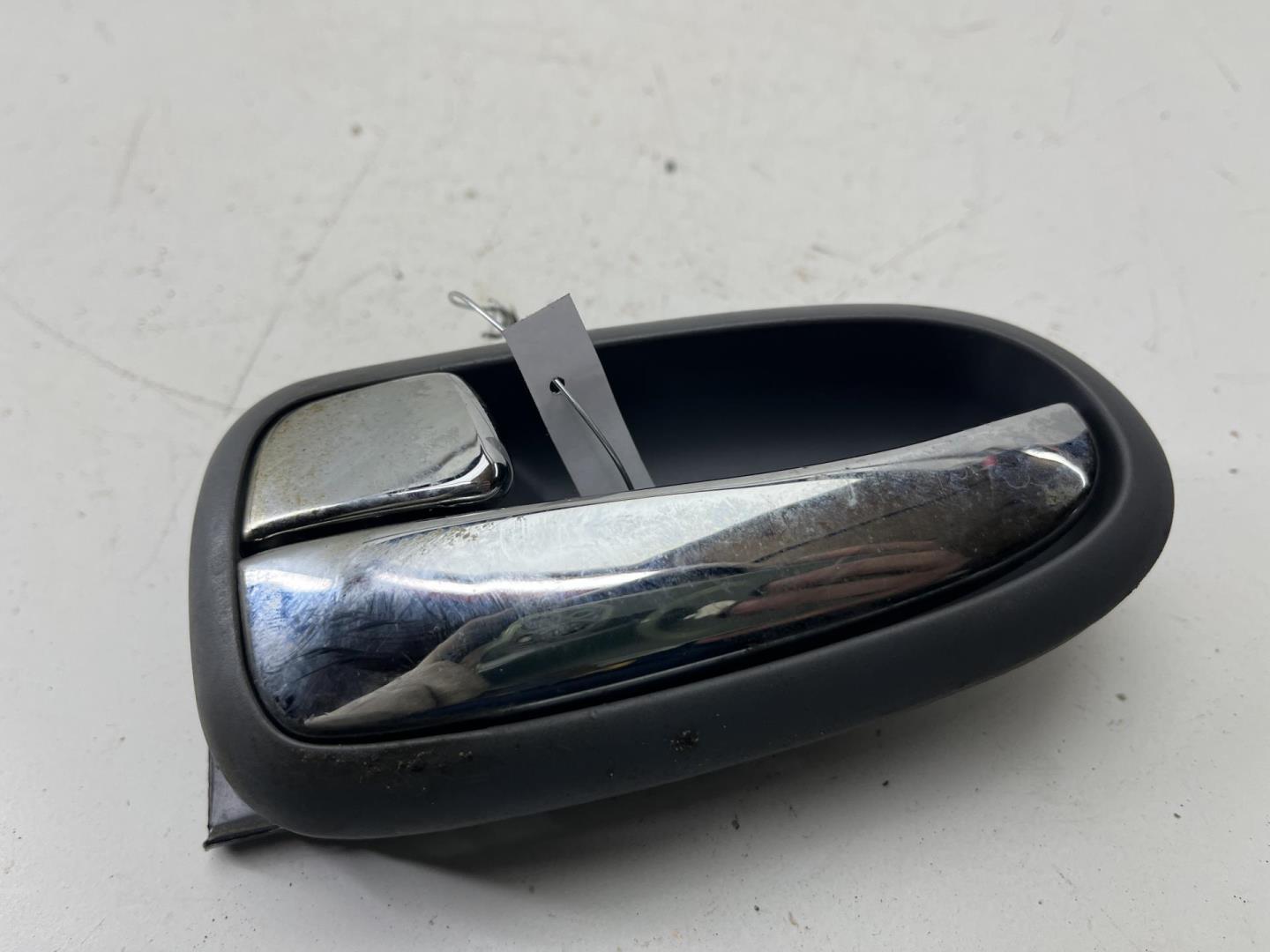 Ручка двери передней внутренняя левая