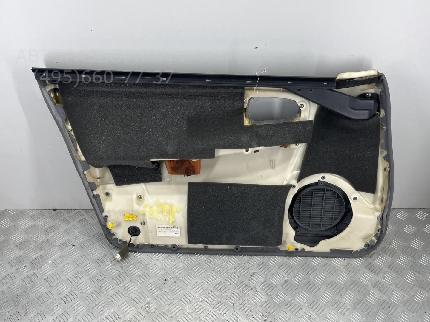 Обшивка двери передней правой