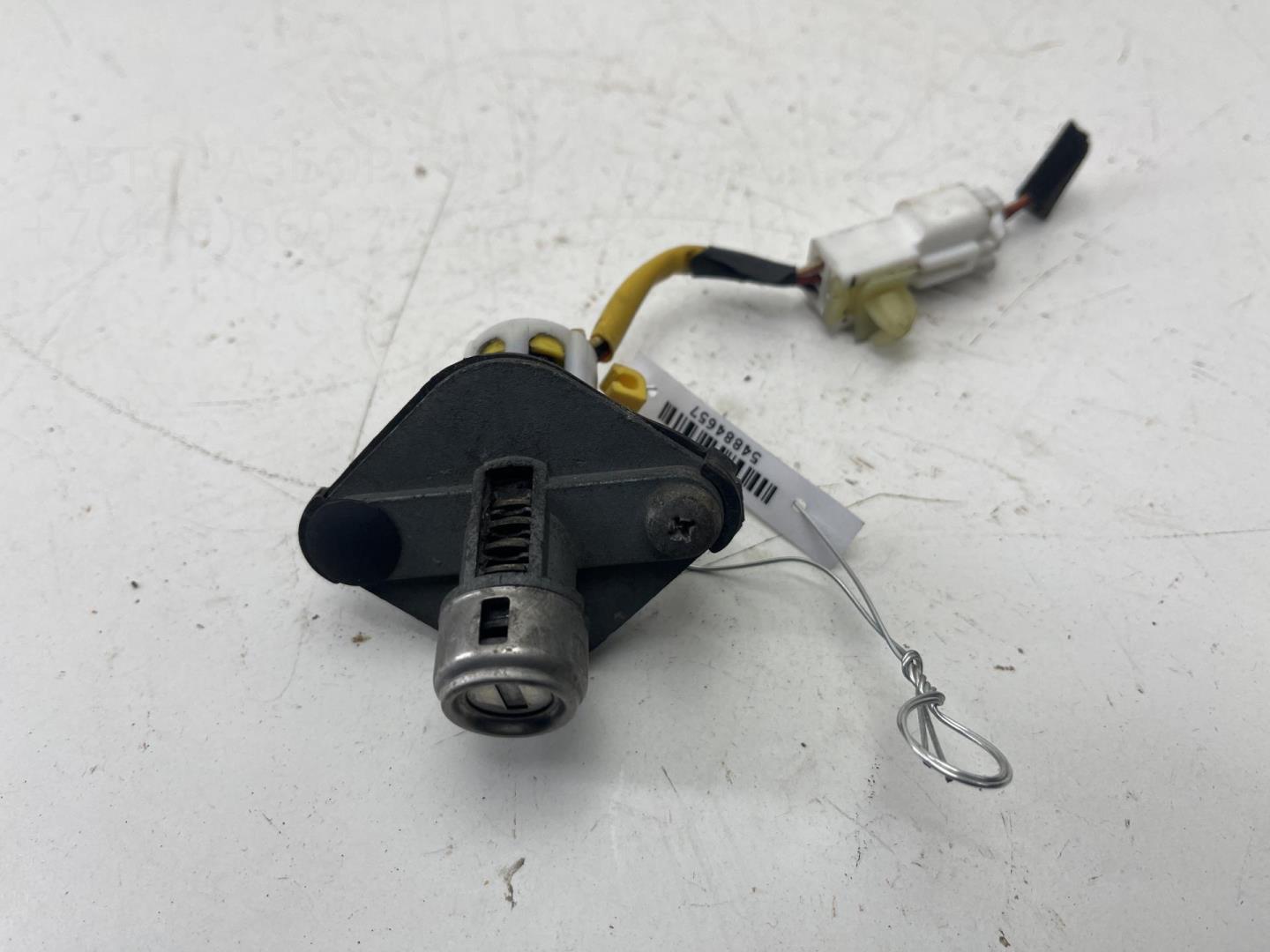 Вставка замка багажника