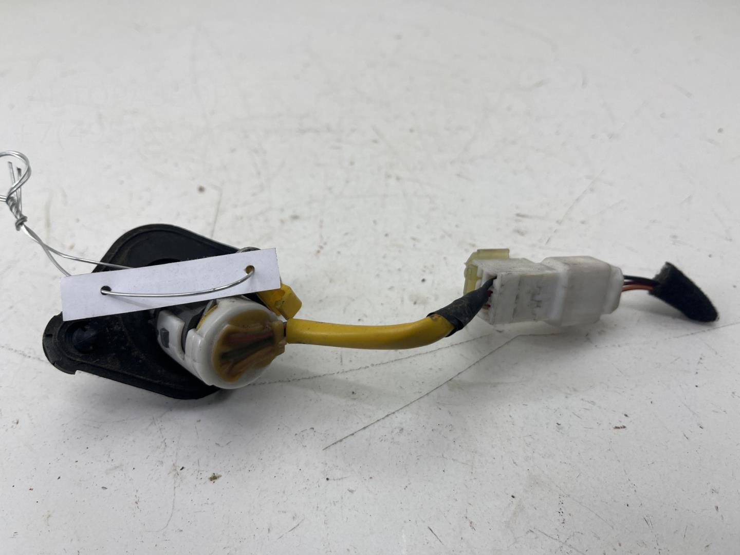 Вставка замка багажника