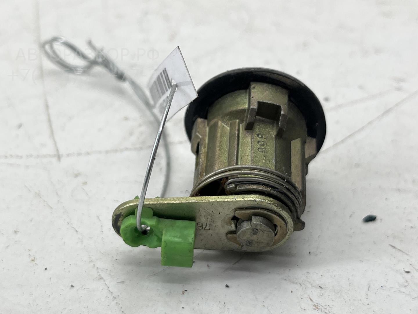 Вставка замка багажника