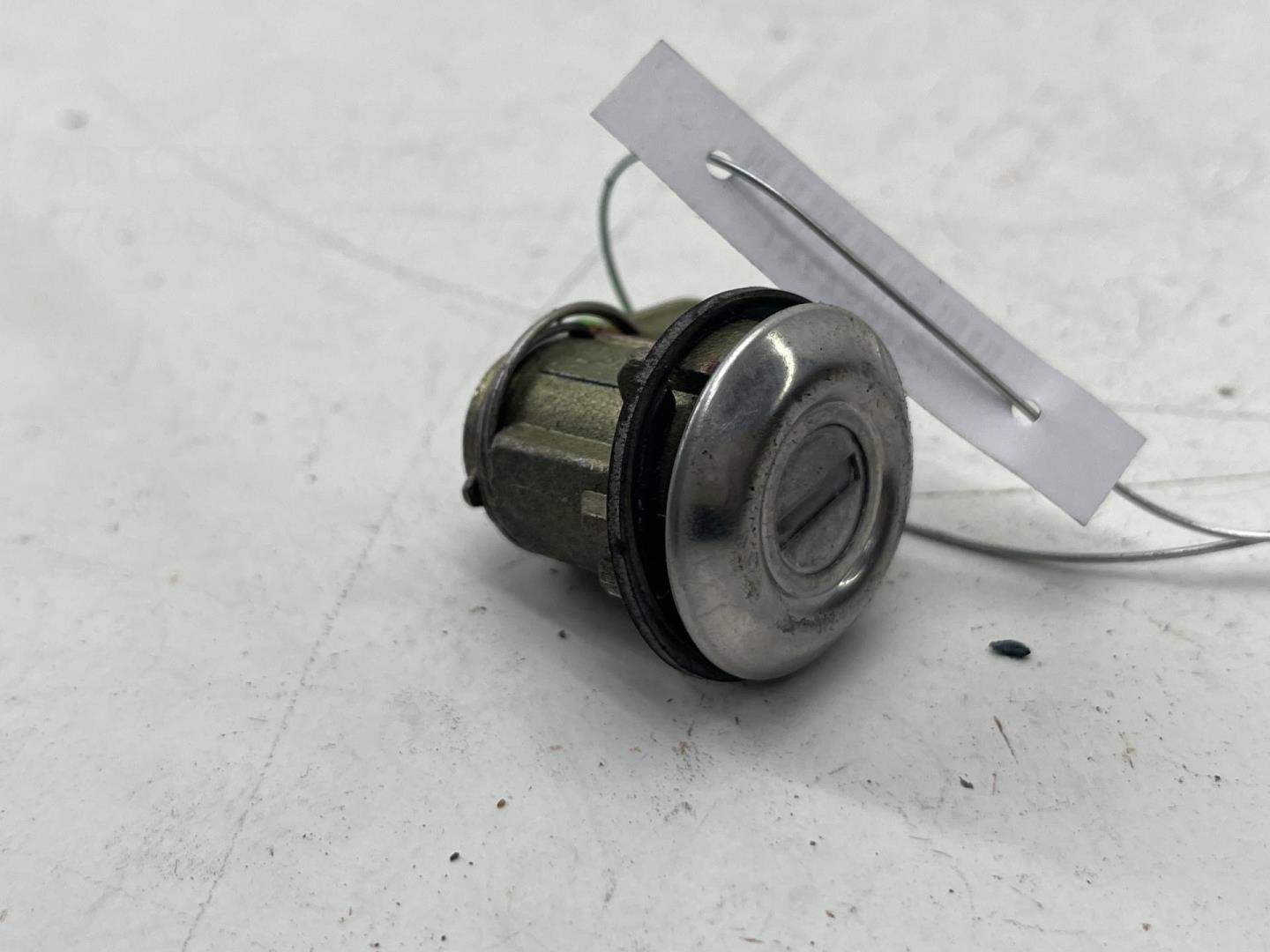 Вставка замка багажника