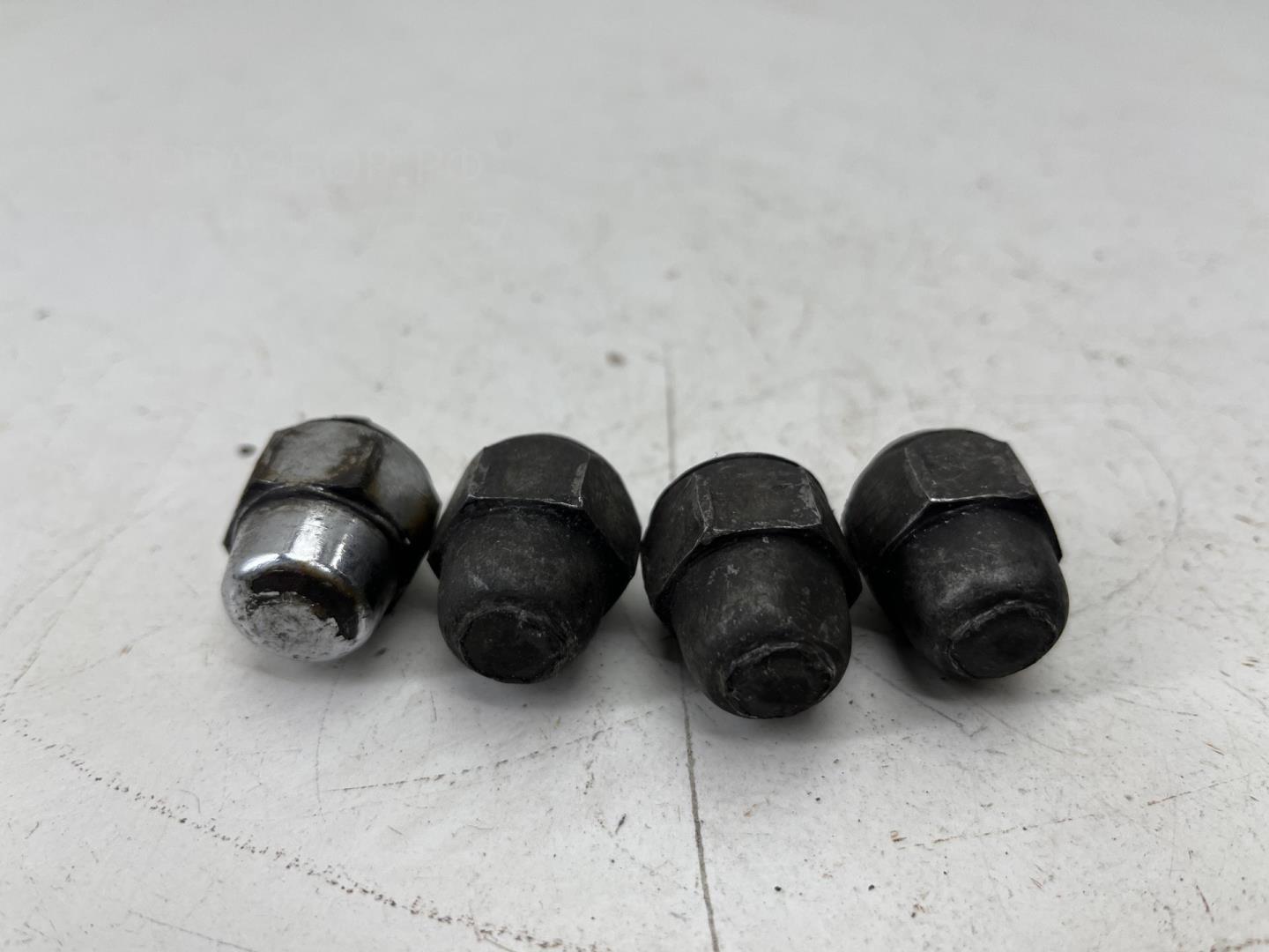 Болт колесный