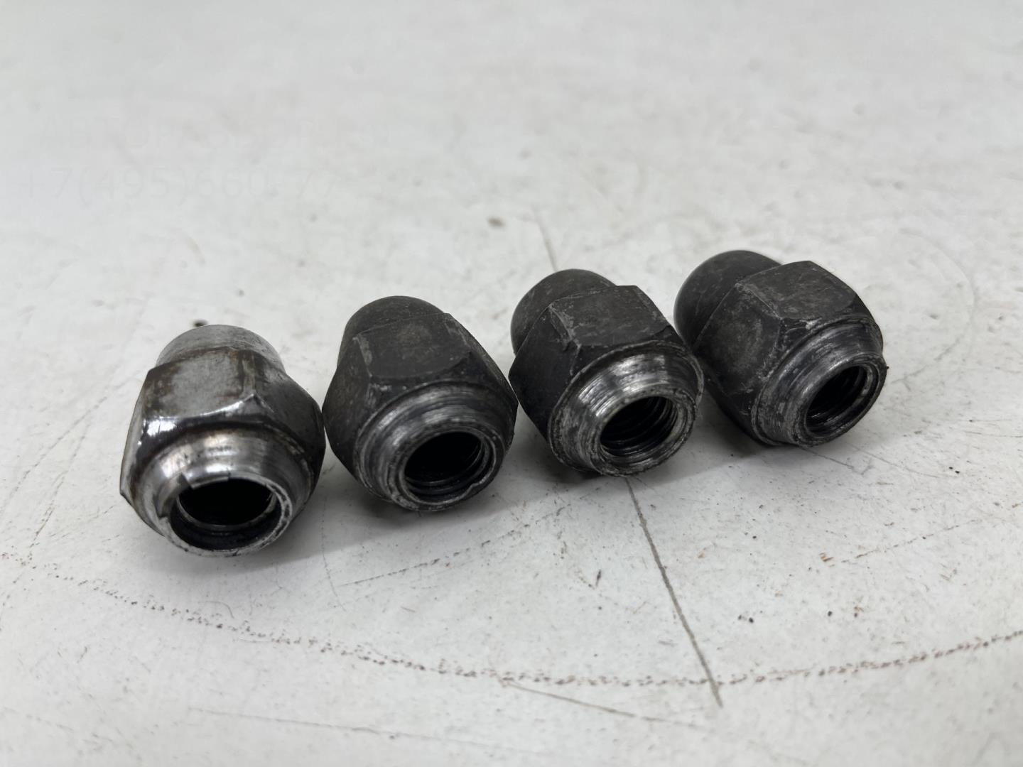 Болт колесный