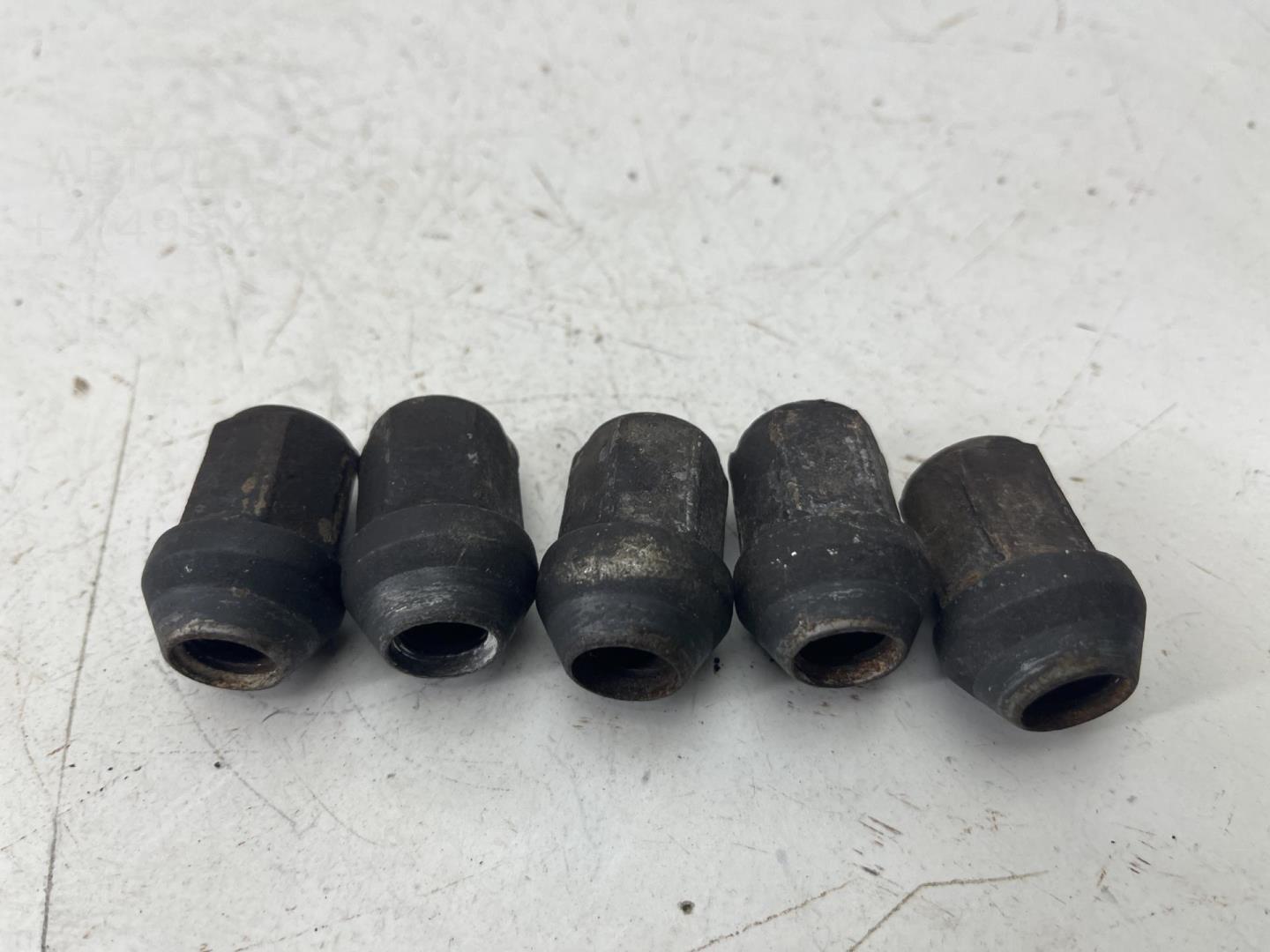 Болт колесный