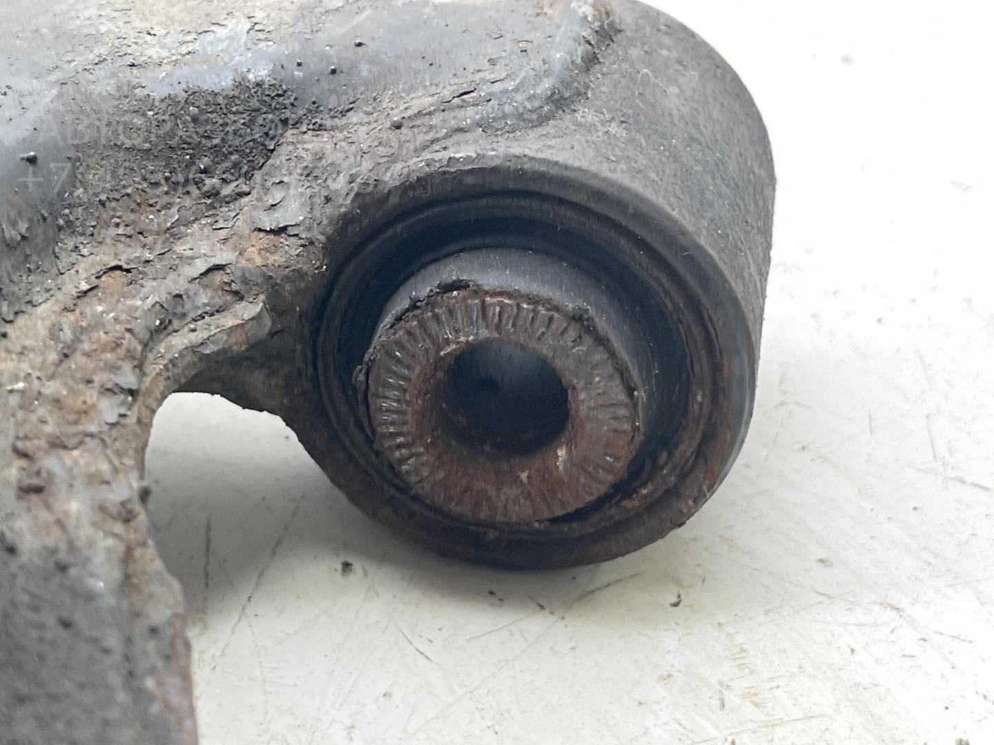 Рычаг передний правый