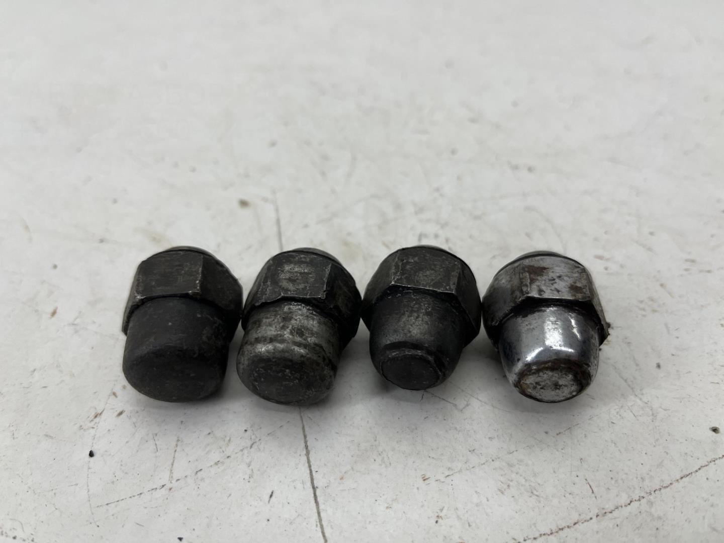 Болт колесный