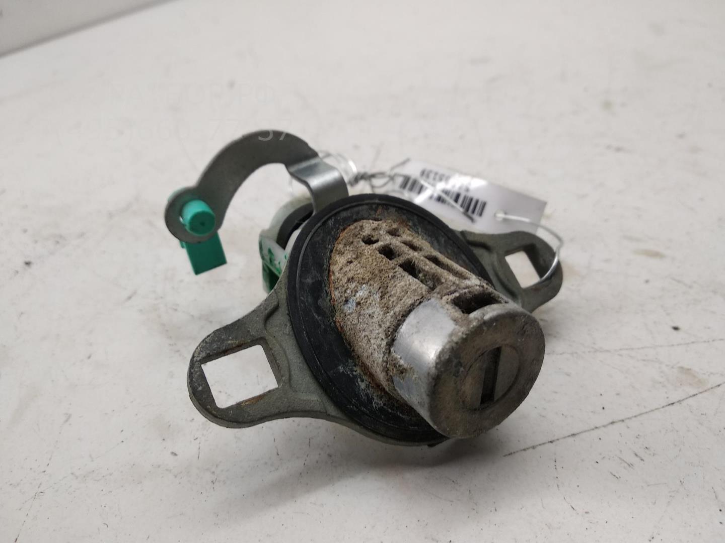 Вставка замка багажника